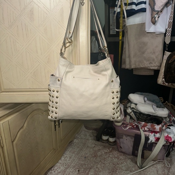 B Makowsky beautiful cream and gold studded shoulder back - Picture 2 of 10